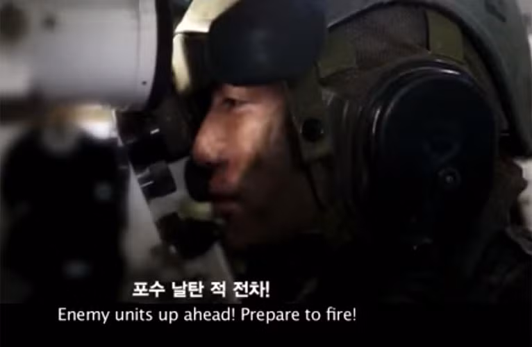 Pháo thủ của xe tăng K1 bắt đầu săn lùng những chiếc xe tăng Triều Tiên đang tiến vào lãnh thổ Hàn Quốc.