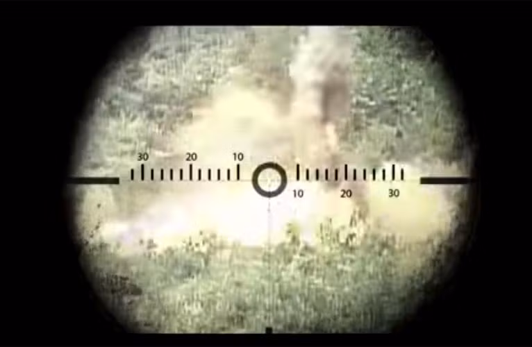 Để quảng bá cho sức mạnh của xe tăng Hàn Quốc, trong bộ phim này, T-80 của Nga đã bị K1 đập cho tơi tả, bắn phát nào trúng phát đó. Trong ảnh một chiếc T-80 bị trúng đạn của K1 bốc cháy dữ dội.