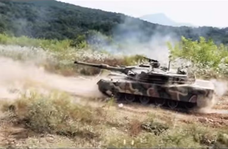 Biến thể đời đầu của K1 được trang bị pháo chính nòng xoắn 105mm, biến thể nâng cấp K1A1 được trang bị pháo chính 120mm tương tự như pháo chính của M1A2 của Mỹ.