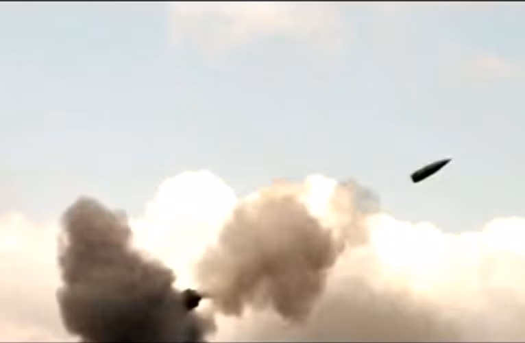 K1 sử dụng pháo chính 105mm có thể mang theo 47 đạn pháo, 32 đạn pháo với pháo L44 120mm. Trong khi đó, pháo chính của T-80 có thể mang theo 45 đạn pháo trong đó có 4 tên lửa chống tăng. Các báo của phương Tây cho thấy pháo 105mm không thể xuyên thủng giáp mới trên xe tăng của Nga trong đó có T-80, còn pháo chính 120mm L44 được cho là không đủ mạnh nếu xe tăng có trang bị thêm giáp phản ứng nổ.