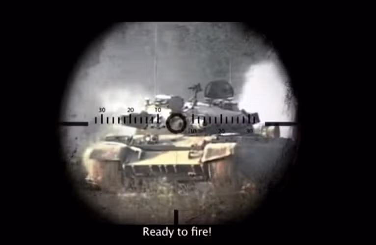 T-80 được đánh giá là một trong những xe tăng hàng đầu thế giới. Nó là hậu duệ trực tiếp của xe tăng lừng danh T-64. T-80 được trang bị hỏa lực cực mạnh với pháo chính 125mm có khả năng phóng tên lửa chống tăng qua nòng pháo. Trong ảnh xe tăng T-80 lọt vào tầm bắn của K1.