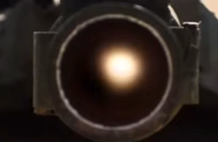 Cận cảnh viên đạn pháo bay ra từ nòng của xe tăng chiến đấu chủ lực K1. Điểm mạnh của K1 là nó được trang bị hệ thống điều khiển hỏa lực rất hiện đại hợp tác sản xuất với Pháp. Các báo cáo thử nghiệm cho thấy K1 có xác xuất tiêu diệt mục tiêu tới 90%.