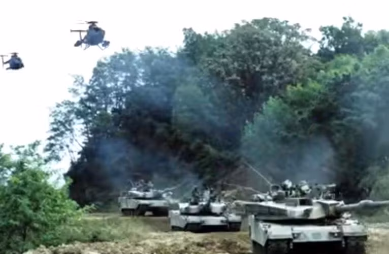 K1 hành quân dưới sự yểm trợ của trực thăng chống tăng hạng nhẹ. Đối thủ của nó trong trận chiến lần này là những chiếc xe tăng chiến đấu chủ lực T-80 đóng giả xe tăng Triều Tiên.