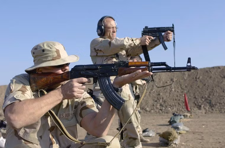 Biến thể hiện đại hóa đầu tiên của AK-47 là AKM - thế hệ thứ 2 của dòng AK. Điểm thay đổi lớn nhất trong biến thể này là vỏ buồng đạn mới, tăng tính cân bằng và làm chậm cơ cấu đập búa của kim hỏa, loa che lửa đầu nòng mới vát xiên ở phía trên nhằm tăng độ ổn định cho súng.