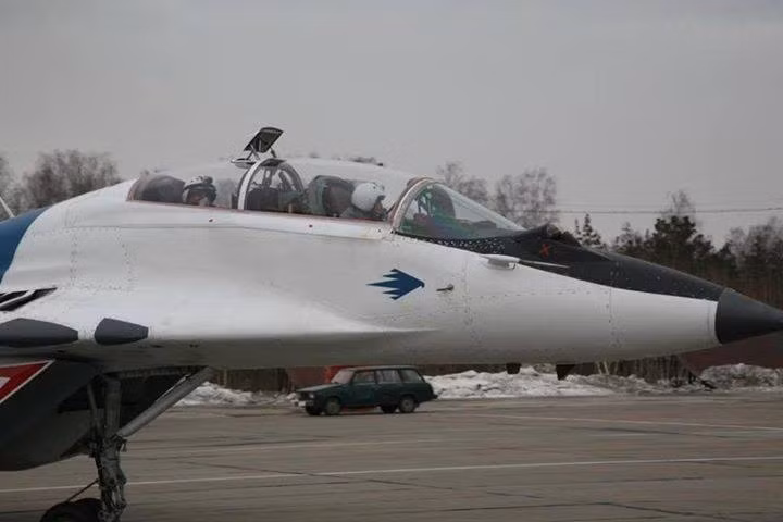 MiG-29UB với gương quan sát phía trước của phi công giáo viên.