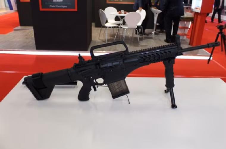 Ngoài các thiết bị quân sự hạng nặng, MSPO 2014 còn là nơi trưng bày các mẫu vũ khí bộ binh tiến tiến nhất trên thế giới hiện nay. Trong ảnh là mẫu súng trường bộ binh MPT-76 của Thổ Nhĩ Kỳ.