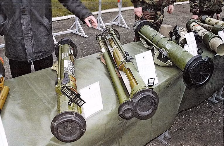  RPG-30: là súng phóng lựu phản lực chống tăng hai nòng hiện đại nhất của Nga hiện nay, nó được thiết kế để có thể phá hủy bất cứ hệ thống giáp bảo vệ nào. Ngoài nhiệm vụ chống tăng RPG-30 còn được sử dụng như để tiêu diệt các mục tiêu như xe bọc thép, các công trình kiên cố và một mục tiêu khác. Dù mới được đưa vào biên chế Quân đội Nga nhưng trong cuộc khủng hoảng Ukraine, đã có một số hình ảnh cho thấy lực lượng dân quân ở miền đông được trang bị loại vũ khí đáng sợ này.