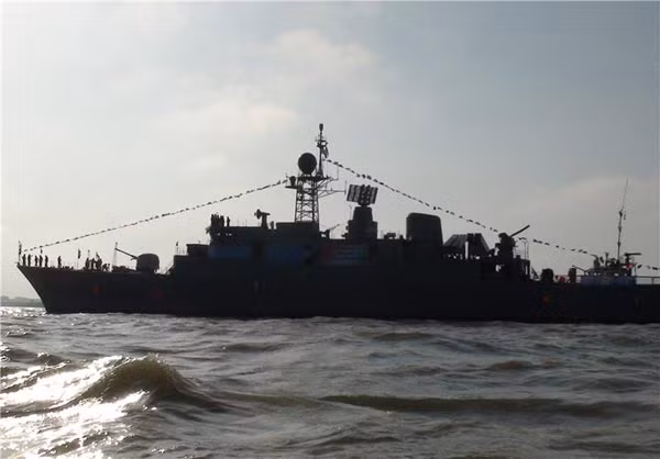 Về chống ngầm, tàu được trang bị 2 hệ thống phóng ngư lôi chống ngầm hạng nhẹ 324mm với 3 ống phóng/cụm. Đuôi tàu có sàn đáp cho 1 trực thăng chống ngầm hạng nhẹ loại Bell 214 ASW. Dự kiến Iran sẽ đóng mới khoảng 7 chiếc loại này để hình thành cốt lõi cho sức mạnh của hải quân nước này.