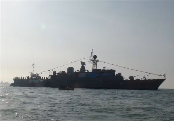 Ngoài ra, tàu còn được trang bị 4 bệ phóng tên lửa phòng không sao chép từ tên lửa SM-1 của Mỹ hoặc tên lửa Raad sao chép từ tên lửa phòng không tầm trung Buk của Nga có tầm bắn 50km, tầm cao 25km.