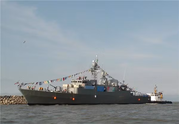 Damavand là chiếc thứ 2 trong lớp tàu khu trục nhỏ do Iran tự đóng. Tàu có thiết kế thủy động lực học khá hiện đại, nó được trang bị hệ thống điện tử và vũ khí khá mạnh.