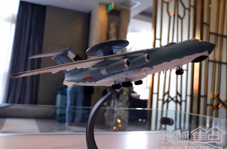 Mô hình máy bay cảnh báo sớm KJ-2000 - đây là loại máy bay cảnh báo sớm được chế tạo dựa trên khung bệ vận tải cơ Il-76 (Nga) nhưng lắp radar của Trung Quốc.