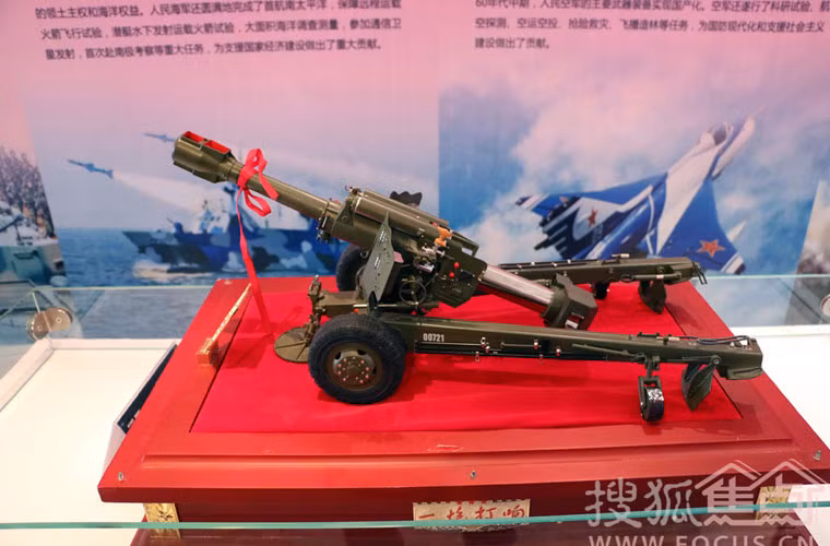 Triển lãm được trưng bày thành 2 khu: trong nhà (chủ yếu là các mô hình tinh xảo) và ngoài trời (mô hình và các mẫu thực). Trong ảnh là mô hình khá đẹp lựu pháo 152mm.