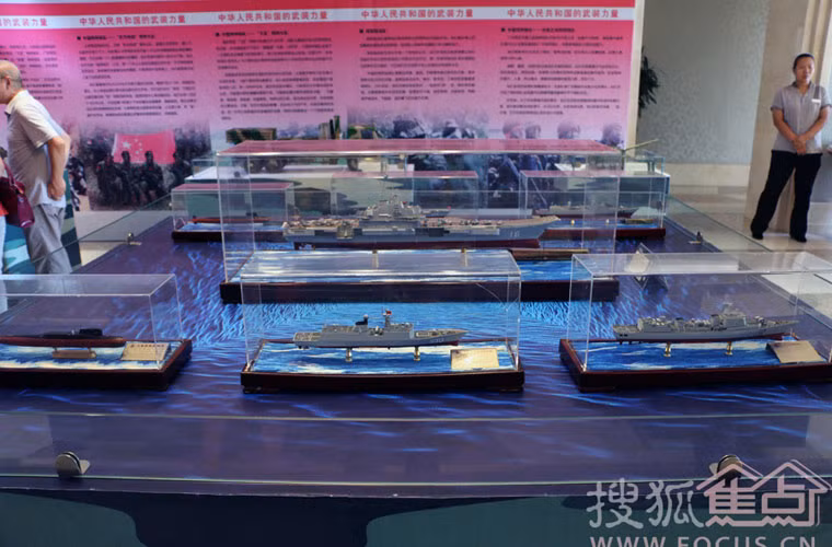 Mô hình biên đội tàu sân bay Liêu Ninh gồm: tàu sân bay Liêu Ninh (CV-16); một tàu ngầm phi hạt nhân; 2 tàu khu trục Type 052C; 2 tàu khu trục Type 051C; một tàu khu trục tên lửa Type 052B và 2 tàu hộ vệ tên lửa Type 054A.