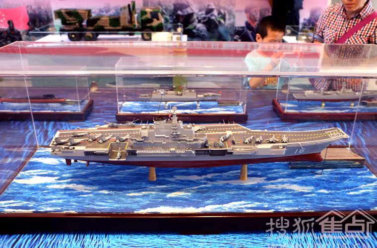 Các mô hình đều được làm rất chi tiết, trên tàu sân bay bố trí cả các mô hình nhỏ máy bay, trực thăng.