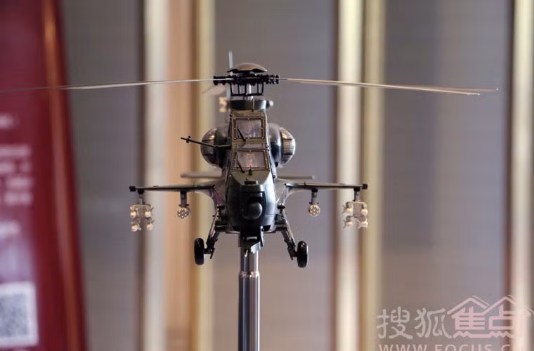 Mô hình trực thăng tấn công WZ-10 - đây là loại trực thăng vũ trang hiện đại nhất được trang bị cho Quân đội Trung Quốc hiện nay.