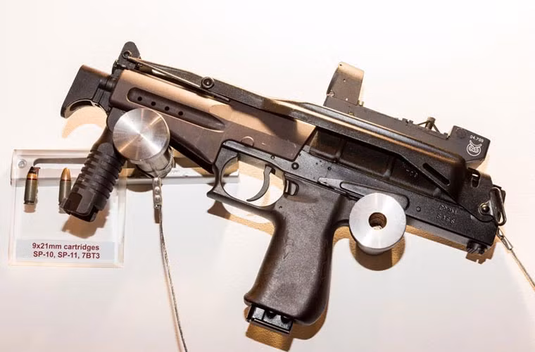 Súng tiểu liên SR-2 được thiết kế bởi TsNIITochMash dành cho Cơ quan An ninh liên bang Nga vào năm 1999. Súng nạp đạn bằng khí nén, tốc độ bắn 900 viên/phút, tầm bắn hiệu quả 200 mét. Súng sử dụng hộp tiếp đạn 9x21mm cơ số 20-30 viên.