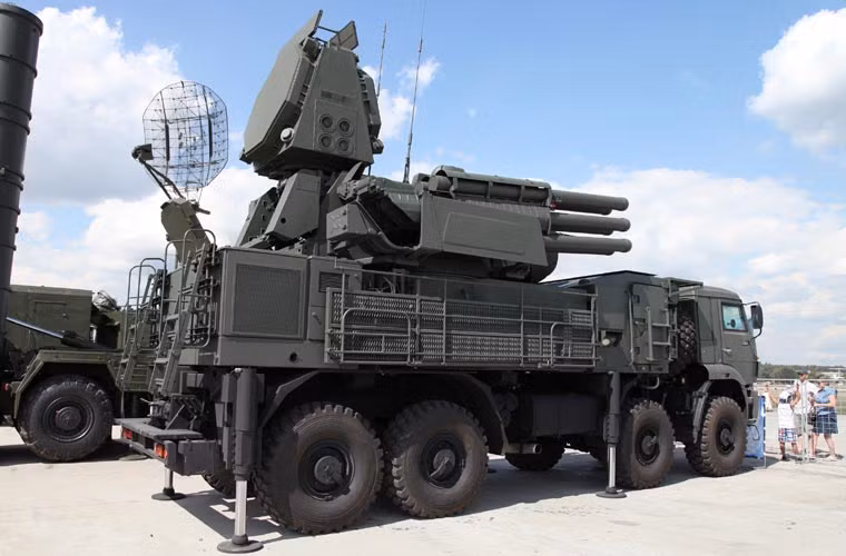 Pantsir-S1 là sự kết hợp hoàn hảo giữa 2 pháo tự động bắn siêu nhanh 2A38M 30mm cùng 12 tên lửa đánh chặn siêu thanh 57E6. Hệ thống được trang bị tích hợp sẵn radar tìm kiếm và chỉ thị mục tiêu cùng radar điều khiển hỏa lực trên cùng một xe mang phóng. Pantsir-S1 có khả năng cơ động và tác chiến độc lập rất cao.