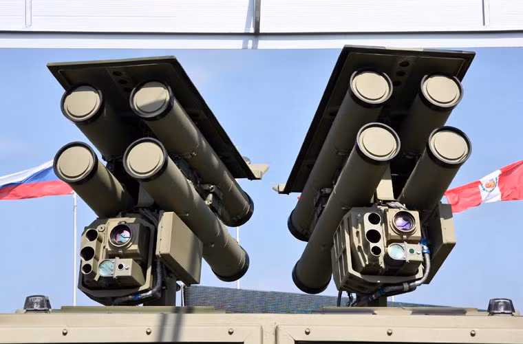 Mỗi hệ thống Kornet-EM được trang bị 8 tên lửa chống tăng 9M113M được bố trí trên 2 giá phóng. Mỗi giá phóng mang 4 đạn tên lửa cùng hệ thống tìm kiếm và chỉ thị mục tiêu quang-hồng ngoại và hệ thống chỉ thị mục tiêu laser. Đạn tên lửa 9M113M được dẫn hướng bám chùm laser bán tự động với tầm bắn đến 10km, khả năng xuyên giáp đến 1.300mm.