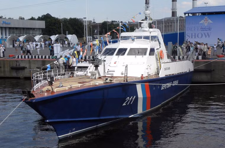 Bên cạnh các loại vũ khí mặt đất, Nga cũng mang đến triển lãm lần này loại tàu tuần tra Sobol sử dụng cho cảnh sát biển hay các đơn vị thực thi pháp luật hàng hải.