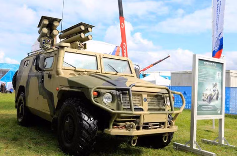 Ngoài các hệ thống phòng không, Nga còn đưa tới DSA một số vũ khí chống tăng kiểu mới. Điển hình là hệ thống tên lửa chống tăng di động Kornet-EM được đặt trên khung gầm xe trinh sát bọc thép Tigr mang lại khả năng cơ động rất cao trên chiến trường.