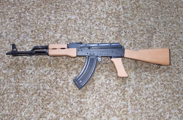 Biến thể AK-63 do Hungary sản xuất dựa theo mẫu AKM của Liên Xô. Nó không có nhiều sự khác biệt so với AKM ngoại trừ không có rãnh hình chữ nhật ở trên vỏ buồng đạn.