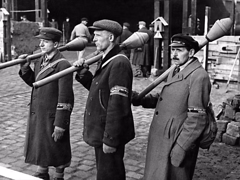 Lực lượng dân quân Volkssturm với súng chống tăng cầm tay Panzerfaust.