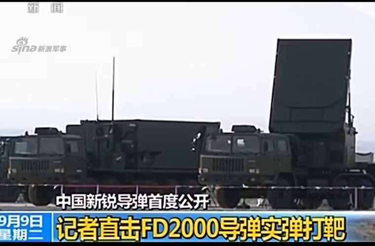 Các radar mảng pha của FD-2000 có thể phát hiện và theo dõi đồng thời 100 mục tiêu, cũng như dẫn đường tên lửa tấn công cùng lúc 8 mục tiêu trong số đó.