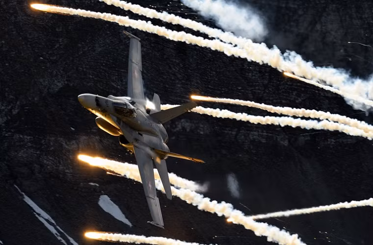 Với hệ thống vũ khí trang bị đa dạng, F/A-18 có thể cùng một lúc mang theo 8 tấn vũ khí với các loại tên lửa không đối không, không đối hạm, không đối đất khác nhau tùy cho từng nhiệm vụ. Bên cạnh đó nó còn có thể mang theo các loại bom dẫn đường thông minh có khả năng tấn công chính xác các mục tiêu mặt đất.