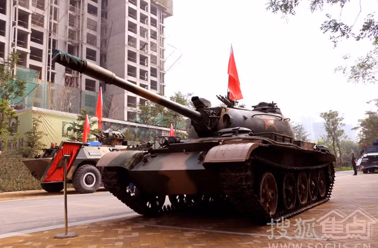 Xe tăng hạng nhẹ Type 62 - đây được xem là một trong những mẫu tăng hạng nhẹ thành công nhất của Trung Quốc. Tuy Trung Quốc đang dần loại biên chế Type 62 nhưng nó vẫn còn phục vụ tích cực ở nhiều nơi trên thế giới.