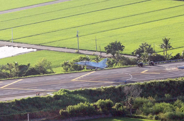 Cao tốc Dân Hùng là một trong những đoạn đường đã thiết lập những đường băng khẩn cấp để sử dụng cho máy bay chiến đấu luyện tập cất cánh và hạ cánh khẩn cấp, cũng như sử dụng trong trường hợp xảy ra chiến tranh.