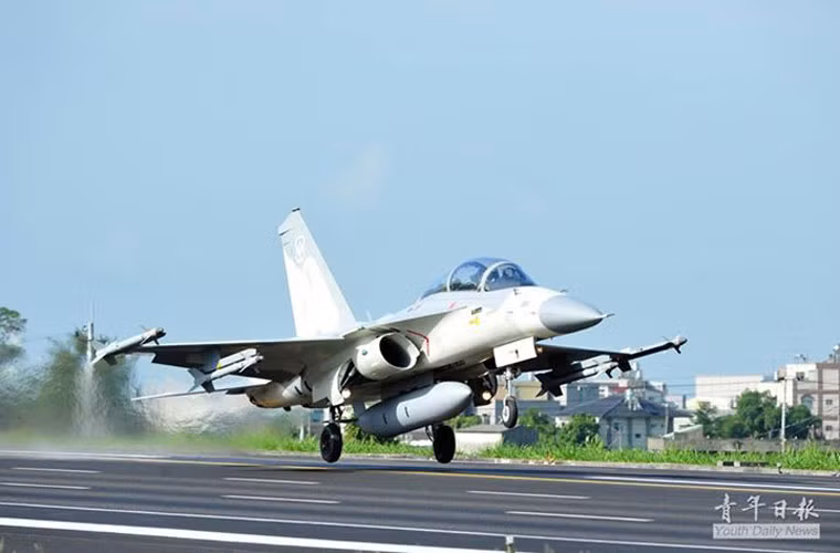 Tiêm kích đa năng do Đài Loan tự chế tạo F-CK-1 hạ cánh.