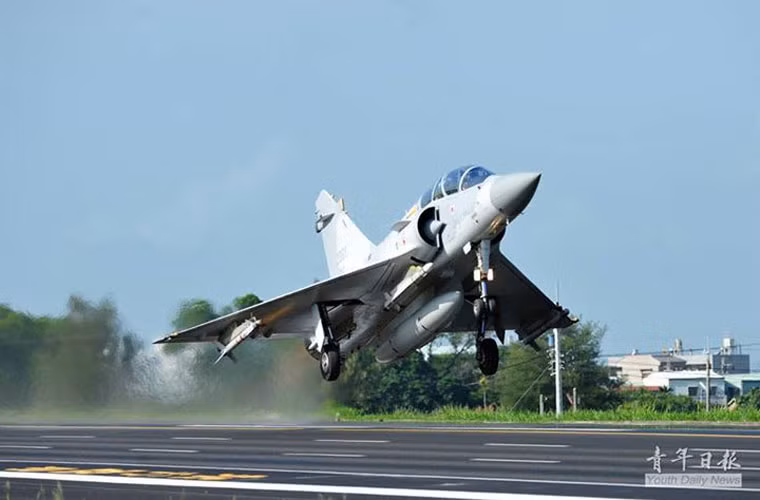 Mục đích của việc huấn luyện này là nhằm đáp ứng yêu cầu tác chiến trong điều kiện chiến tranh khốc liệt, khi các sân bay bị đánh phá không thể cất, hạ cánh cho máy bay được.