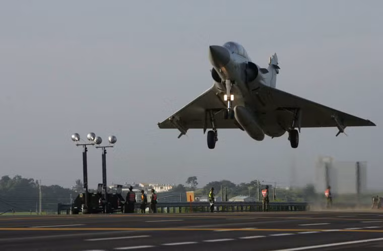 Cảnh một chiếc máy bay chiến đấu Mirage 2000 thực hiện nhiệm vụ cất hạ cánh trên đường cao tốc Dân Hùng.