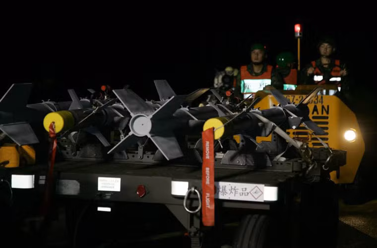 Ngoài việc huấn luyện máy bay cất hạ cánh, Quân đội Đài Loan còn tập trung kiểm tra việc đảm bảo tiếp nhiên liệu, vũ khí cho máy bay ngay tại khu vực đường cao tốc.