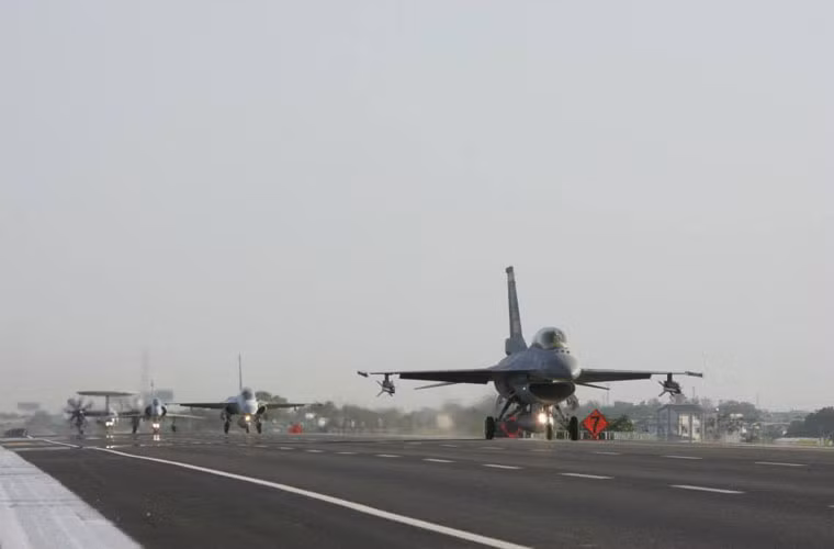 Việc luyện tập cất hạ cánh trên đường cao tốc nhằm đối phó với việc sân bay bị đánh phá.