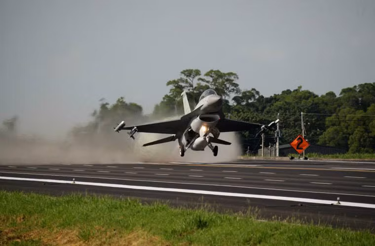 Để thực hiện được điều này, việc xây dựng đường cao tốc phải đảm bảo nhiều tiêu chuẩn khắt khe. Trong ảnh, tiêm kích F-16A/B của Không quân Đài Loan tăng tốc cất cánh.