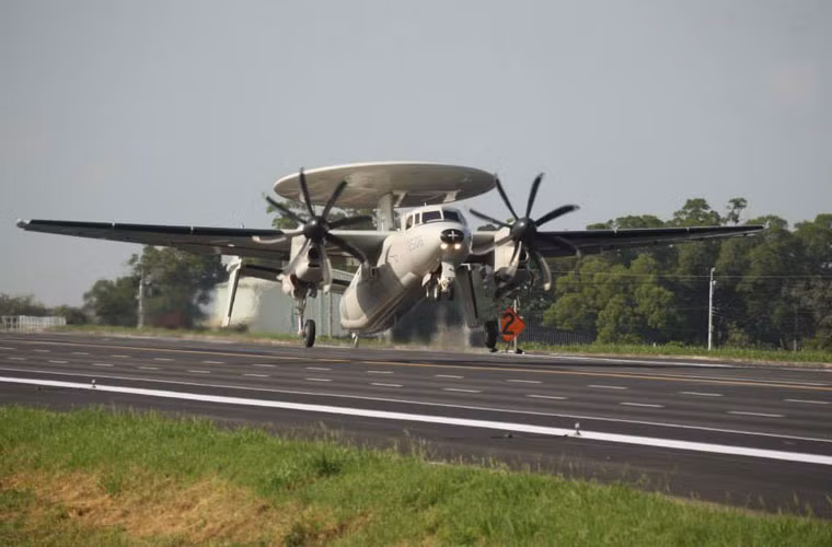 Cận cảnh máy bay cảnh báo sớm E-2K thực hiện nhiệm vụ hạ cánh trên đường cao tốc.