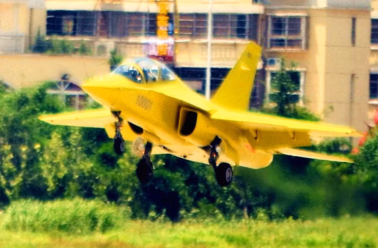 Trong chương trình phát triển máy bay huấn luyện, có thể do thiết kế L-15 không đạt được hiệu quả như mong đợi nên Trung Quốc đang tích cực phát triển mẫu máy bay huấn luyện tiên tiến JL-10.