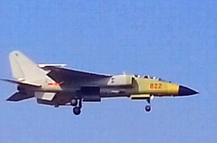 Nhằm tăng cường năng lực tác chiến trên biển, Trung Quốc đang phát triển biến thể mới máy bay cường kích JH-7 được định danh là JH-7B. Tuy có hình dáng không khác biệt JH-7A, nhưng bên trong sẽ được nâng cấp mạnh với hệ thống lái kỹ thuật số hoàn toàn mới, thiết bị điện tử hiện đại.