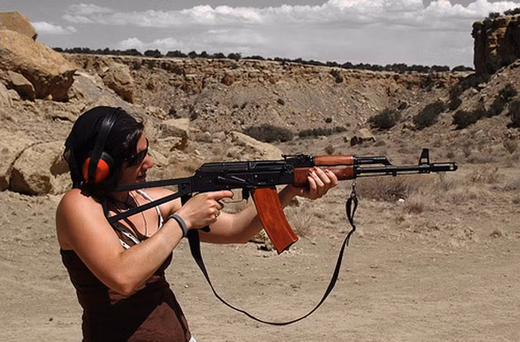 AK-74 và các nhánh của nó có khá nhiều cải tiến quan trọng như loa che lửa đầu nòng mới có tác dụng giảm giật và tăng độ chụm của đạn, khối khóa nòng được thiết kế lại để phù hợp với loại đạn mới. Trong ảnh là biến thể báng gấp AKS-74.