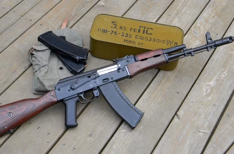 Thế hệ thứ 3 của họ AK là khẩu AK-74 - biến thể hiện đại hóa sâu rộng của AK-47 được thực hiện vào những năm 1980. Từ biến thể này súng đã chuyển sang sử dụng loại đạn 5,45x39mm thay cho đạn 7,62x39mm ở AK-47. Các cải tiến mới cho phép AK-74 có thể tiêu diệt mục tiêu ở cự ly 800 mét với sự hỗ trợ của kính ngắm.