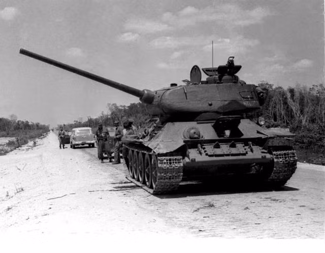Quân đội Cách mạng Cuba sử dụng T-34 trong một tuyến phòng thủ gần Vịnh Con Lợn.