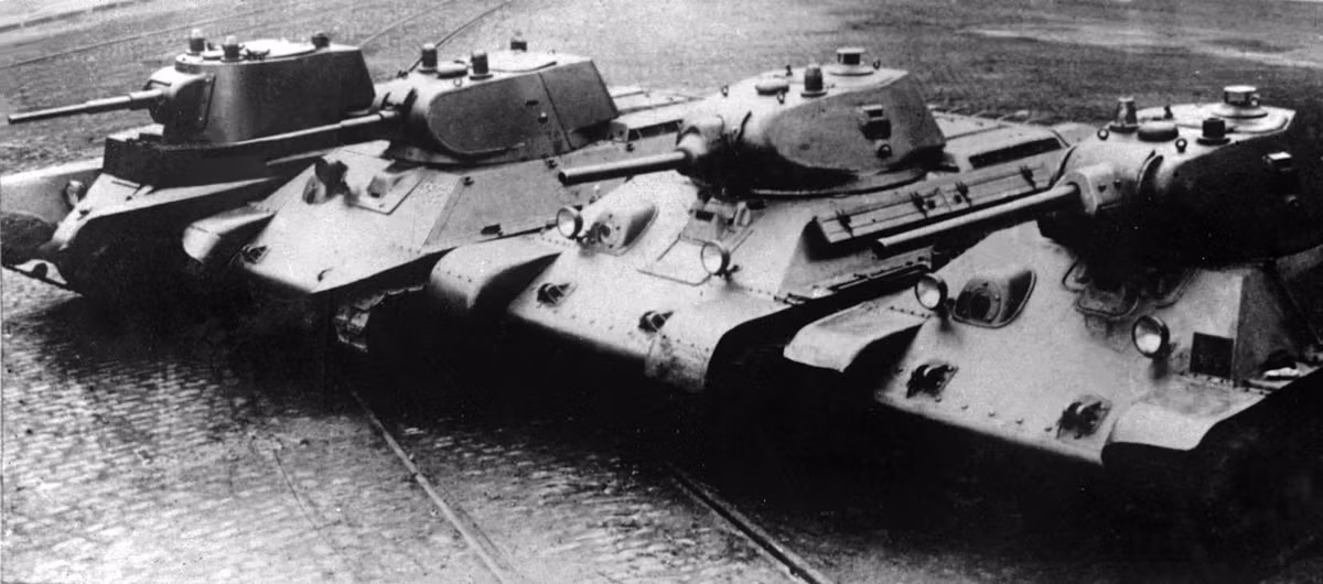 Từ trái qua là các mẫu xe tăng hạng trung : BT-8, A-20, T-34 model 1940 và 1941.