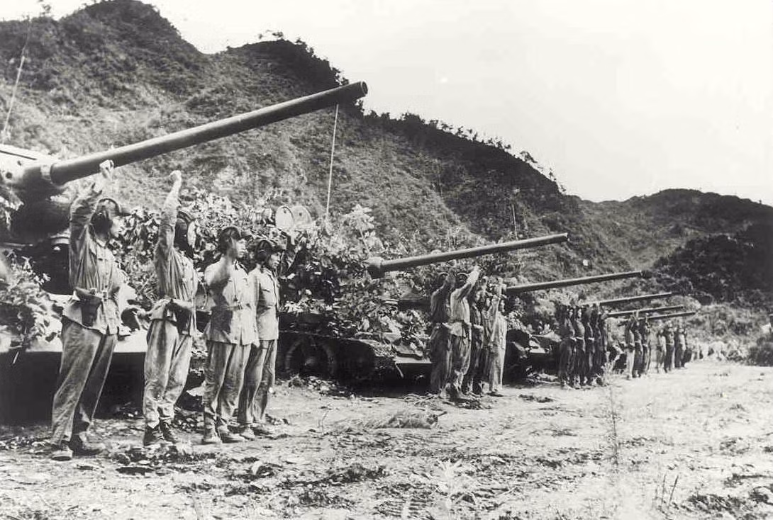 Những chiếc xe tăng T-34 của Quân đội Triều Tiên, chuẩn bị trước giờ xuất kích.