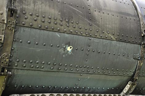 Hình ảnh vết đạn trên thân trực thăng Mi-8 của Không quân Ukraine bị tấn công bởi hỏa lực mặt đất, những sự cố như thế này sẽ còn tiếp diễn cho đến khi nào cuộc xung đột chấm dứt.