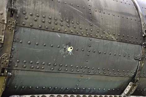 Hình ảnh vết đạn trên thân trực thăng Mi-8 của Không quân Ukraine bị tấn công bởi hỏa lực mặt đất, những sự cố như thế này sẽ còn tiếp diễn cho đến khi nào cuộc xung đột chấm dứt.