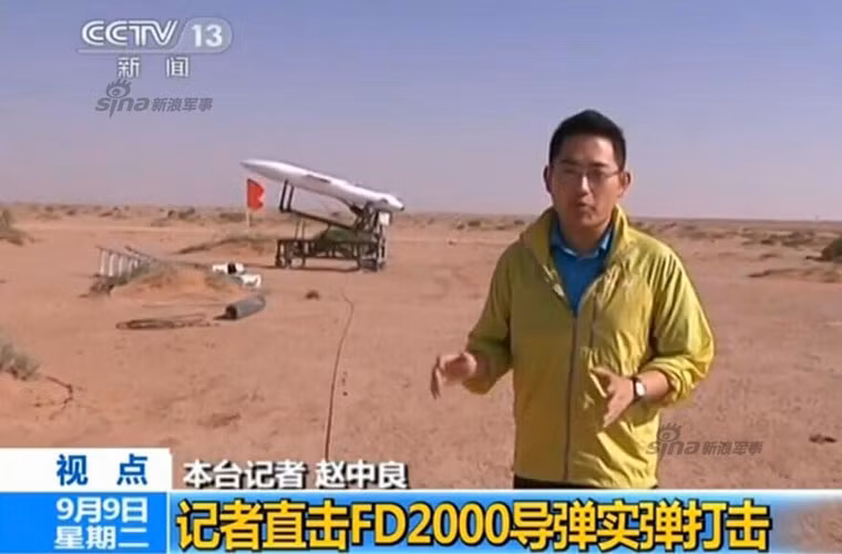 Trước hết, FD-2000 là phiên bản xuất khẩu của HQ-9 nên việc dùng chúng trong tập trận được coi là hành động chưa từng có của Bắc Kinh. Trong ảnh, phóng viên tại thao trường bắn thử FD-2000, gần đó là bia bay để FD-2000 thử nghiệm đánh chặn.