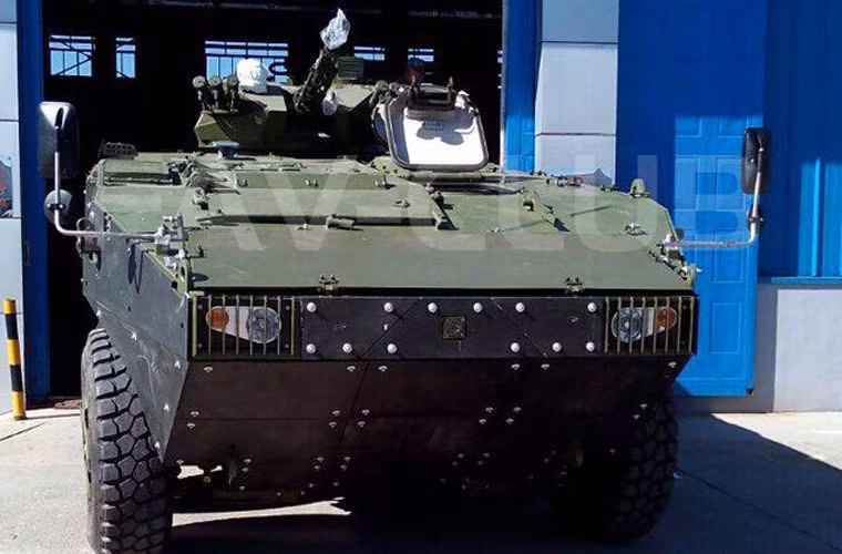 Xe được vận hành bởi kíp lái 3 người, chở tối đa 7 lính cùng đầy đủ vũ khí trang bị.