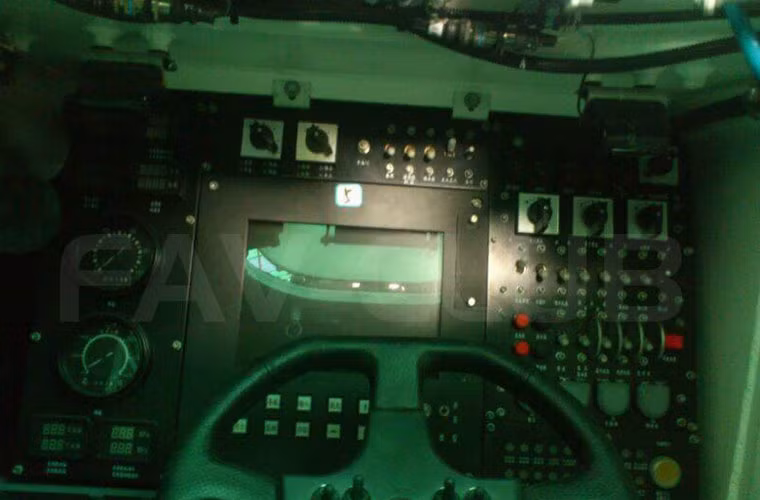 Bên trong xe được thiết kế khá hiện đại. Trong ảnh là vị trí của lái xe với màn hình hiển thị bên ngoài và vô lăng lái.