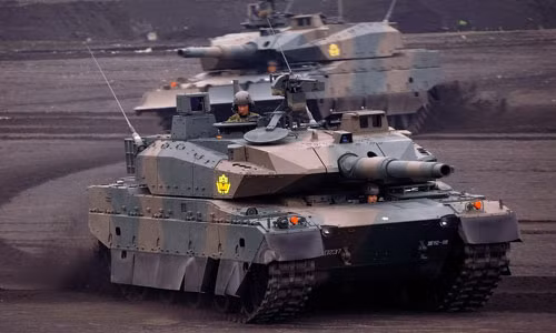 Thực tế thì lâu nay mọi vũ khí Nhật Bản được đánh giá là đều có giá rất cao. Type 10 cũng không phải là ngoại lệ mặc dù những công nghệ trên nó thua kém Leclerc. Xe được trang bị hệ thống phòng vệ khá tốt với module giáp gốm tổng hợp tương tự xe tăng Leopard 2A5 (Đức), hệ thống cảnh báo lade, lựu đạn khói...đặc biệt là hệ thống C4I cho phép tích hợp vào mạng lưới của JGSDF cho phép chia sẻ thông tin giữa các xe tăng, cũng như kết nối với mạng máy tính ngoài trời của "Hệ thống chỉ huy - điều khiển Trung đoàn" để tạo điều kiện phối hợp chiến đấu với bộ binh.